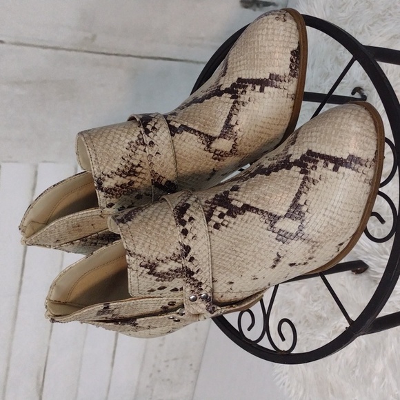 Fergalicious Snakeskin Booties Size 8.5 - Picture 3 of 6